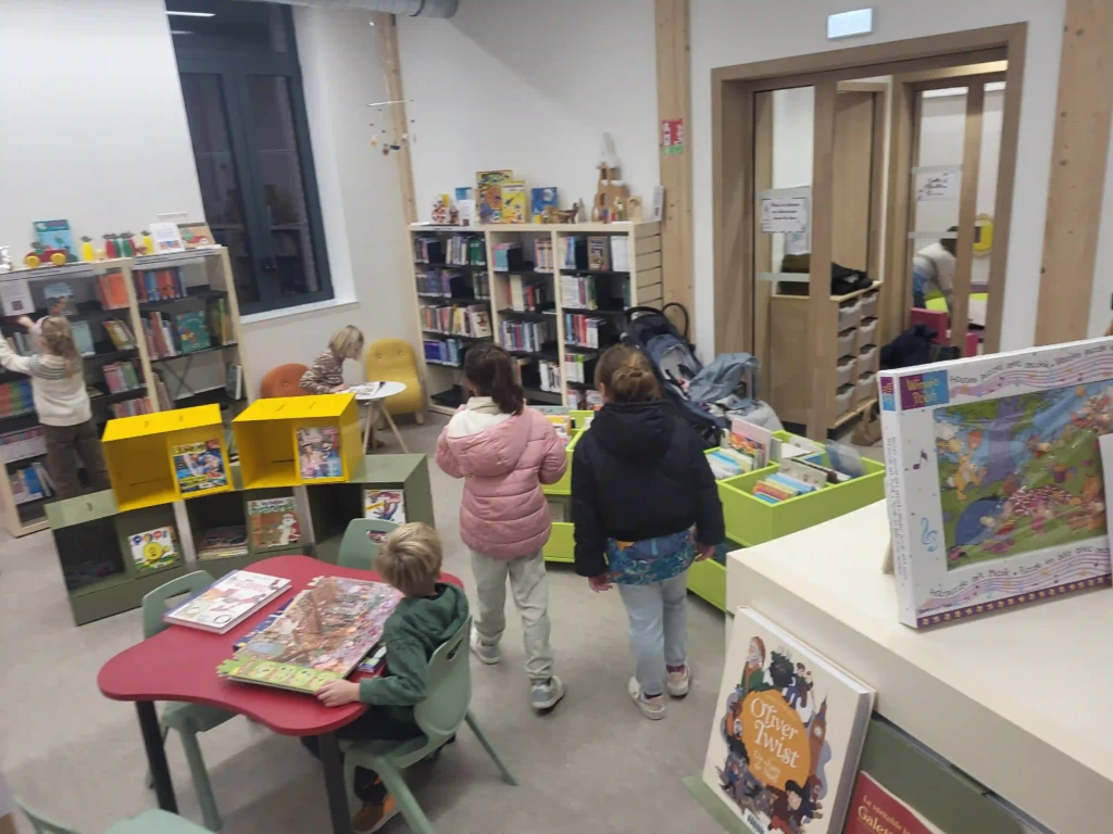 Espace jeunesse et coin lecture pour enfants à la médiathèque Le Crotoy