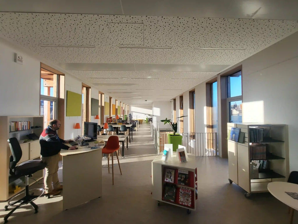 Salle de lecture lumineuse et bureaux de consultation à la médiathèque Le Crotoy